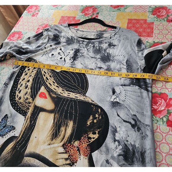 Queen G. Botique Black and White Graphic Oversized Tunic - Picture 10 of 13